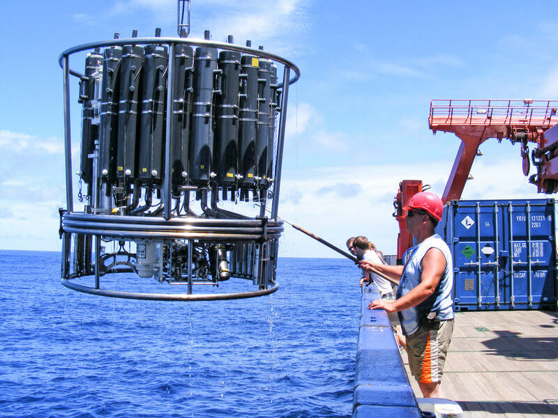 Wasserprobennahme mit einem Kranzwasserschöpfer. Der Sonderforschungsbereich 754 untersucht seit 2008 intensiv die Sauerstoffminimumzonen im tropischen Atlantik und Pazifik. Foto: Martina Lohmann, GEOMAR