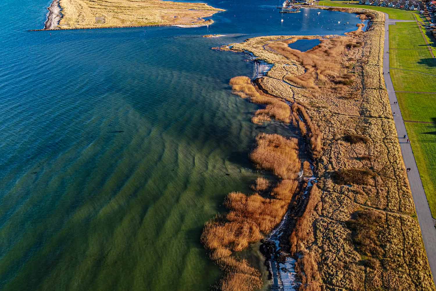 Naturschutzgebiet Bottsand und Blick auf den Hafen in Marina Wendtorf. Copy: Kilian Etter und Svenja Karstens, CeOS, Uni Kiel Naturschutzgebiet Bottsand und Blick auf den Hafen in Marina Wendtorf. Copy: Kilian Etter und Svenja Karstens, CeOS, Uni Kiel