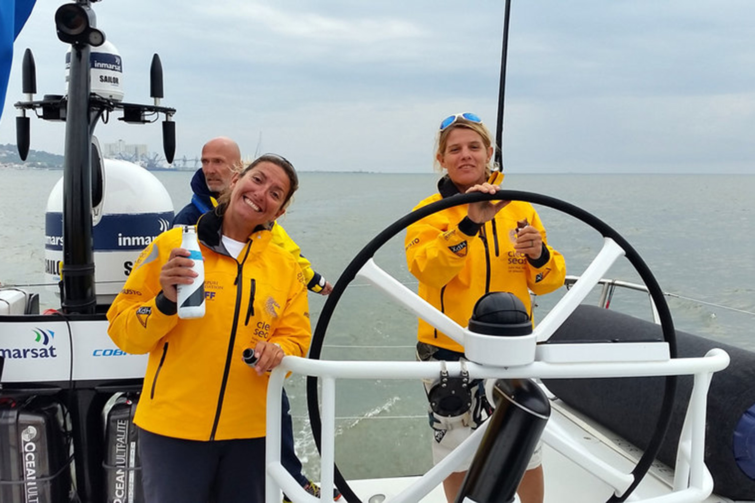 Die Skipperin der "Turn the Tide on Plastic, Dee Caffari (li.). Boat Captain Liz Wardley (re.) kümmert sich während der Rennen auch um die installierte Sensorik. Foto: Sören Gutekunst, GEOMAR