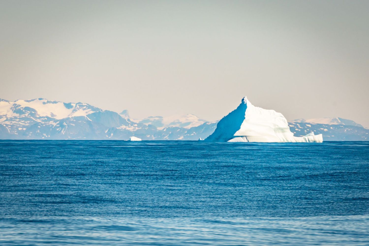 Eisberge in der Labradorsee im August. Meeresforschende der Uni Kiel konnten hier im Rahmen einer Expedition mit der MS Merian (MSM-45) mehr als 250 Meter Sedimentkerne gewinnen.